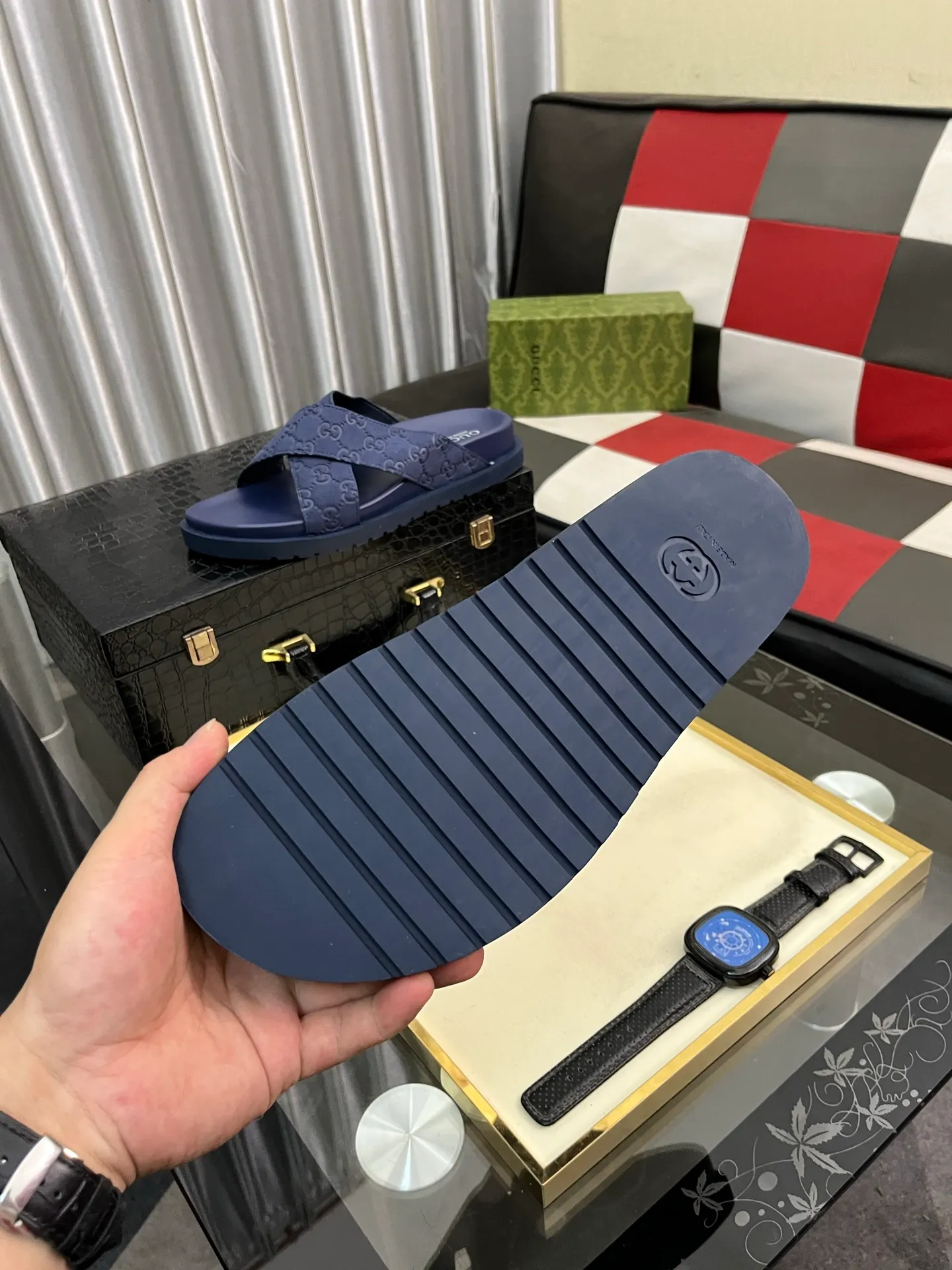 Men's shoes 💰320⌚️⌚️ (gucci-Gucci) New men's slippers, high-end boutique, made of cowhide, with exquisite embossed logo decoration on the upper, fine workmanship, super soft soles, casual, loose and comfortable, a must-have in summer! \nsize：38-44